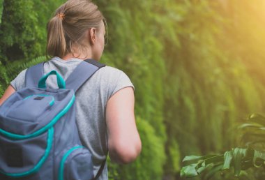 Ormanın içinde sırt çantası ile kadın Gezgin.