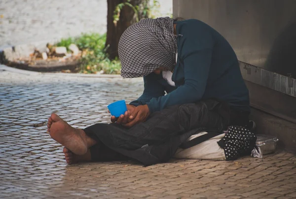Hajléktalan nő kér alamizsnát, az utcán. — Stock Fotó