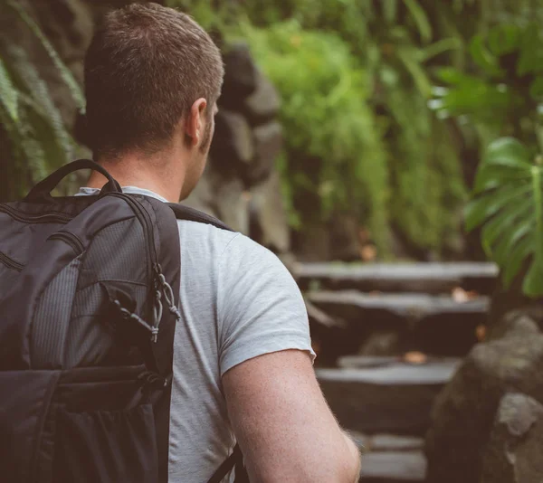 Mann mit Rucksack im Wald unterwegs. — Stockfoto