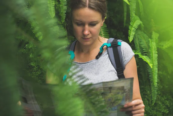 Reisende mit Karte und Rucksack im Dschungel. — Stockfoto