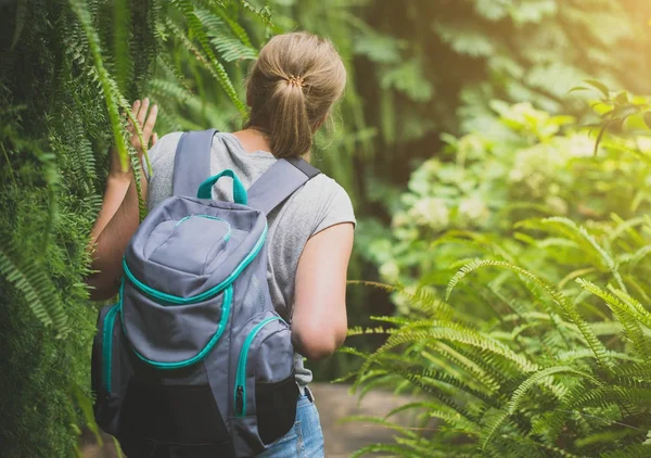 Femme voyageur avec sac à dos dans la forêt . — Photo