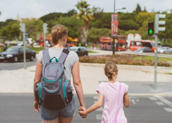 Mother and daughter crossing the road. Back view. — Stock Photo, Image