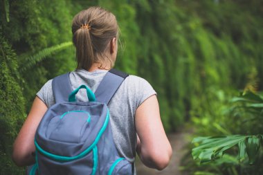 Ormanın içinde sırt çantası ile kadın Gezgin.