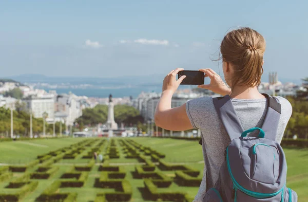 Touristin mit Smartphone im eduardo vii park in Lissabon. — Stockfoto