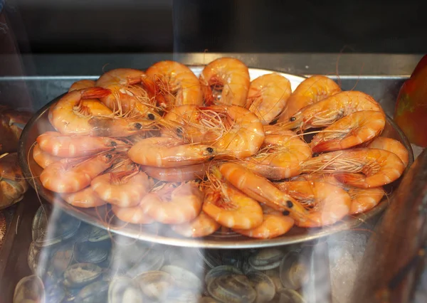 Camarones y mejillones frescos detrás del cristal de la tienda . —  Fotos de Stock