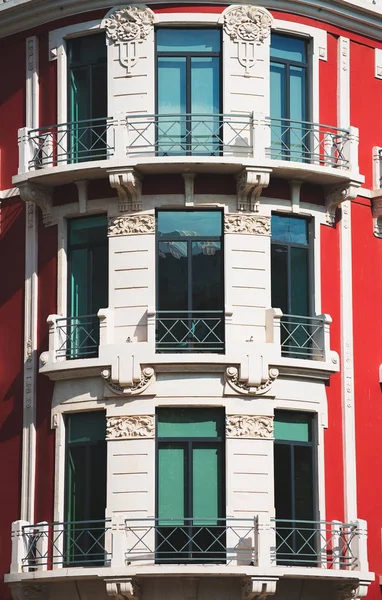 Fachada del antiguo edificio de apartamentos con balcones . — Foto de Stock
