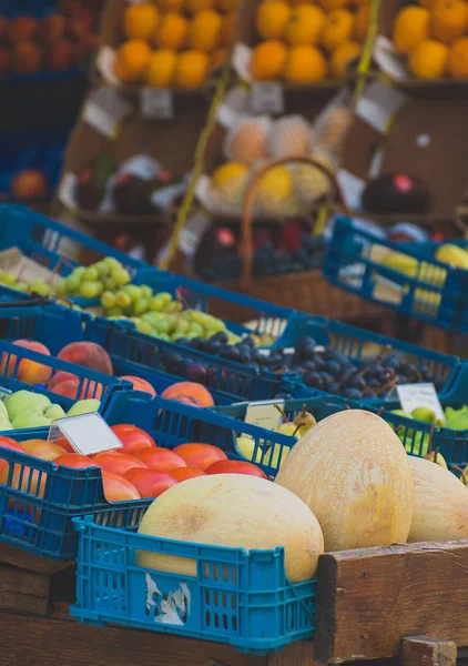 Market stand with fruits on the street. — Stock Photo, Image