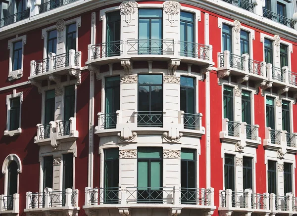 Fachada del antiguo edificio de apartamentos con balcones . — Foto de Stock