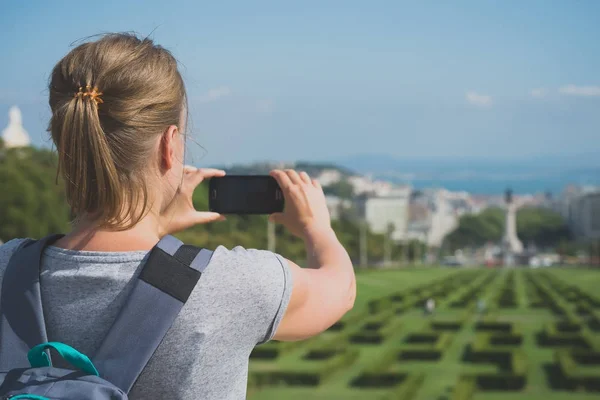 Touristin mit Smartphone im eduardo vii park in Lissabon. — Stockfoto
