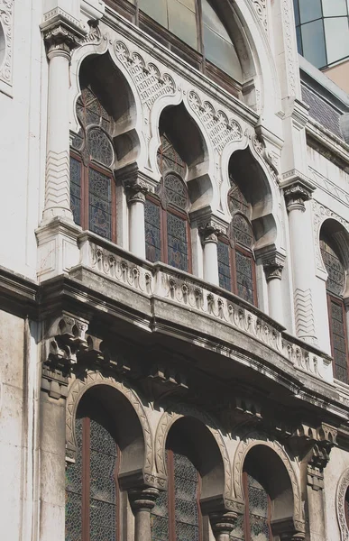 Cephe Balkonlu eski apartmanı.