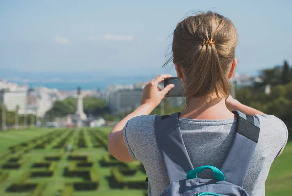 Touriste femme avec smartphone dans le parc Eduardo VII à Lisbonne . — Photo