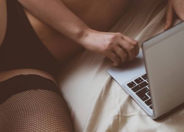 Üzerinde webcam model olarak çalışan kadın. Sanal seks.