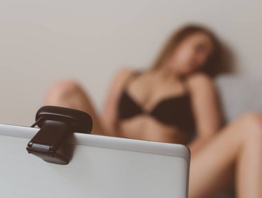 Webcam model olarak çalışan baştan çıkarıcı kadın. Sanal seks.
