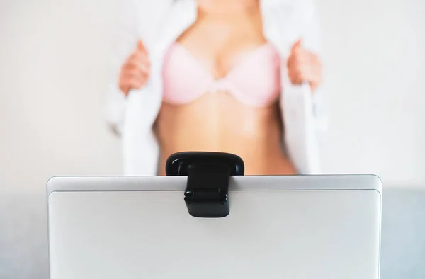 Donna che lavora come modella webcam. Mostra il suo seno . — Foto Stock