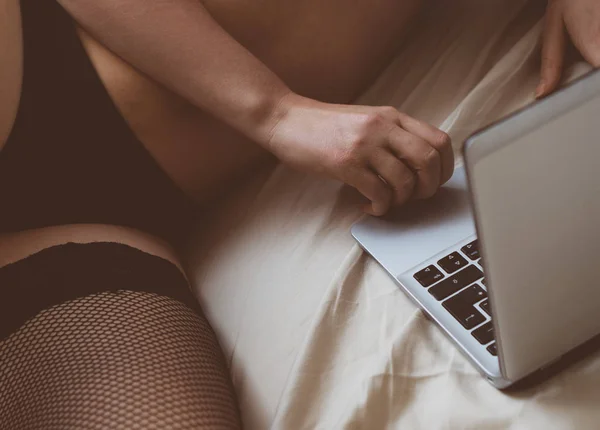 Kobieta pracuje nad jako webcam model. Wirtualny seks. — Zdjęcie stockowe