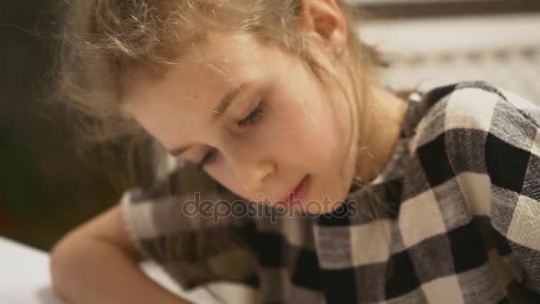 Niña Dibujando Con Lápiz Casa — Vídeos de Stock