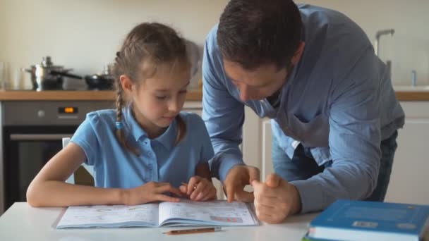 Padre Aiutare Figlia Con Compiti Casa — Video Stock