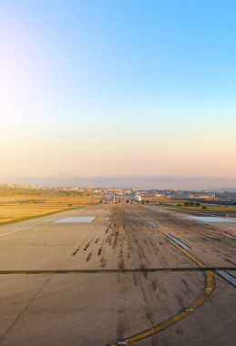 Havaalanı pist sabah uçaklarda.