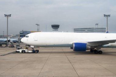 Römorkör Pushback traktör Havaalanı pist üzerinde uçak ile.