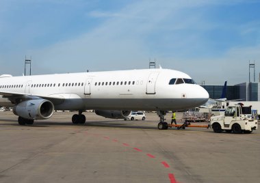 Römorkör Pushback traktör Havaalanı pist üzerinde uçak ile.