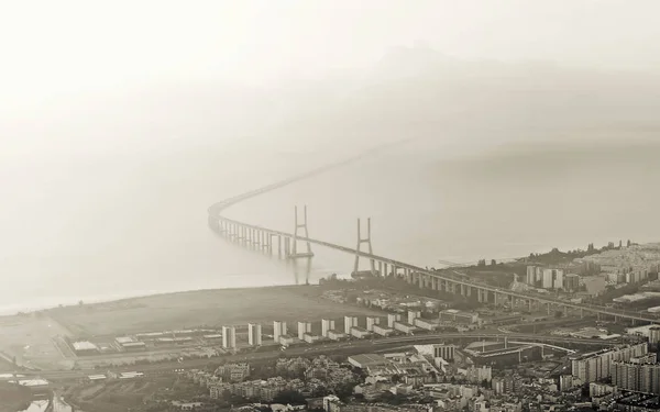 Luftaufnahme der Brücke vasco da gama in Lissabon. Schwarz-Weiß-Bild. — Stockfoto