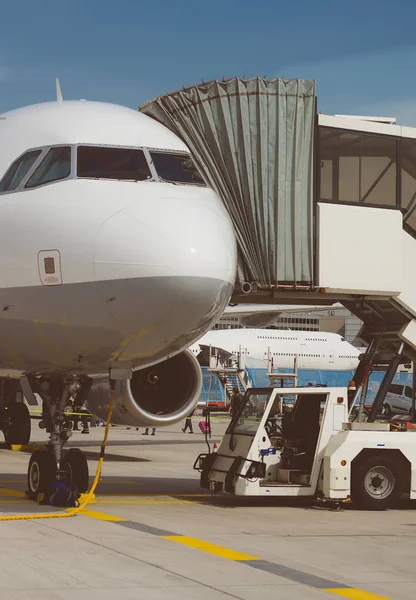 Passagiersvliegtuig in de luchthaven. Unboarding. — Stockfoto
