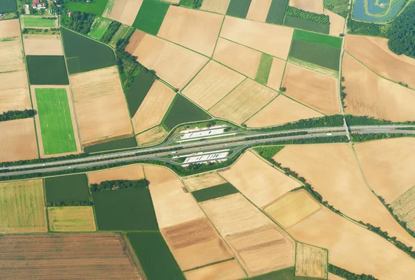 Vista aérea do estacionamento dos caminhoneiros na rodovia . — Fotografia de Stock