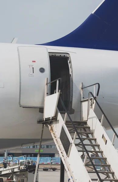 Bienvenue à bord. La porte ouverte dans l'avion . — Photo