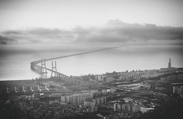 Вид с воздуха на мост Васко да Гама в Лиссабоне . — стоковое фото