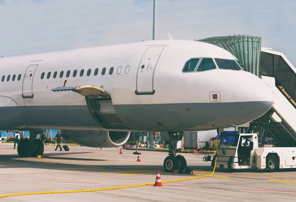 Passagiersvliegtuig in de luchthaven. Unboarding. — Stockfoto
