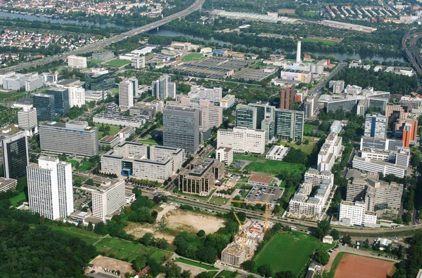 Endüstriyel Frankfurt am Main, Almanya'nın havadan görünümü. — Stok fotoğraf