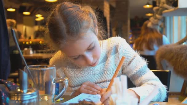 Fetița Desenează Într Cafenea — Videoclip de stoc