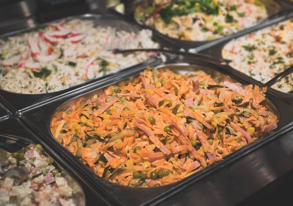 Self-servis ile diner salata ile stand.