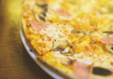 Çıtır sıcak pizza jambon ve mantar ile.