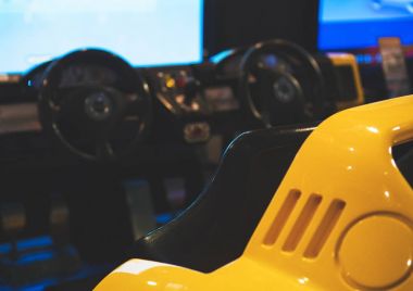 Tema parkı yarış simülatörü oyunu.