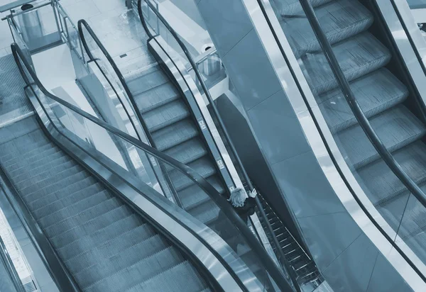 Escada rolante no interior do shopping . — Fotografia de Stock