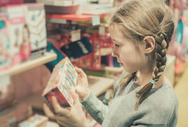 Niña seleccionando juguete en tienda de niños . —  Fotos de Stock