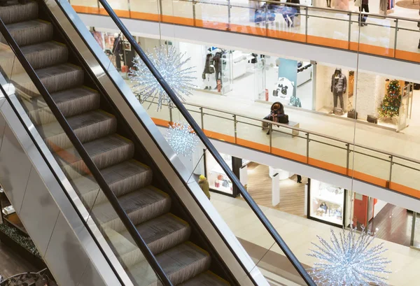 Escada rolante no interior do shopping . — Fotografia de Stock