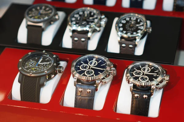 Collectie van moderne horloges in de etalage. — Stockfoto