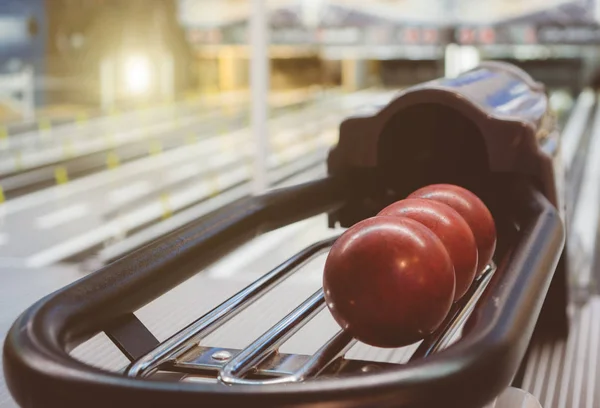 Close-up beeld van ballen in bowlingclub. — Stockfoto