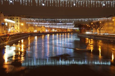 Gece Anichkov Köprüsü'nden Fontanka Nehri üzerinde göster.