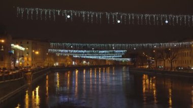 Gece Anichkov Köprüsü'nden Fontanka Nehri üzerinde göster.