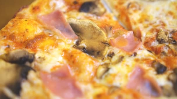 Knusprig Heiße Pizza Mit Schinken Und Pilzen — Stockvideo