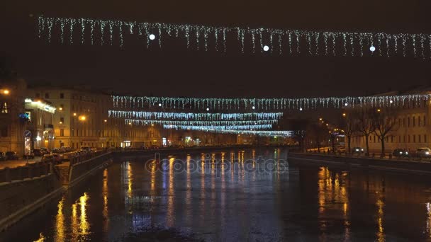 Gece Anichkov Köprüsü Nden Fontanka Nehri Üzerinde Göster — Stok video
