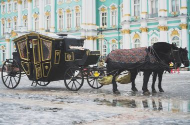 Saint Petersburg'daki Kış Sarayı yakınlarındaki taşıma.