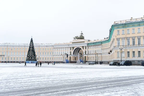 Praça do Palácio com árvore em São Petersburgo . — Fotografia de Stock