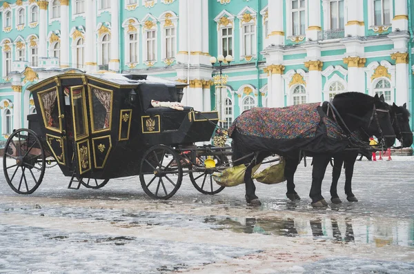 Voiture près du Palais d'Hiver à Saint-Pétersbourg . — Photo