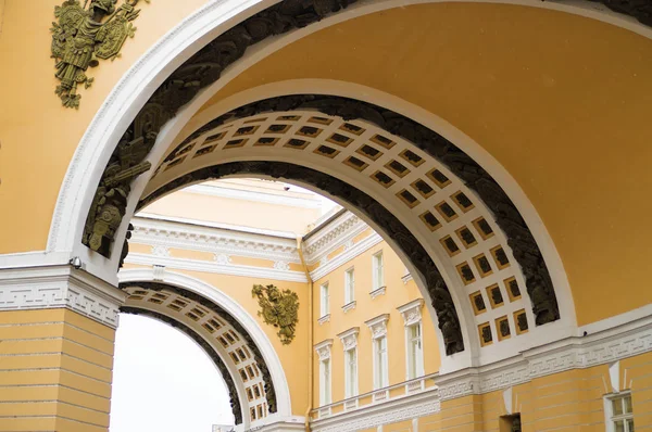 Arco del Estado Mayor en la Plaza del Palacio de San Petersburgo — Foto de Stock
