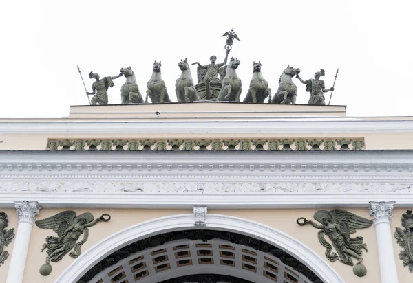 Bogen des Generalstabs auf dem Schlossplatz in St. petersburg — Stockfoto