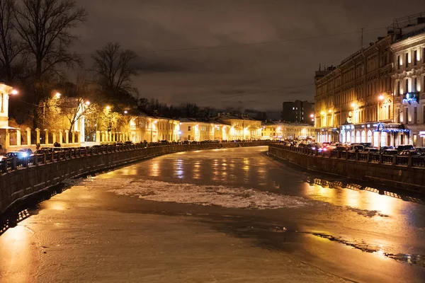 Замерзшая река в старом Санкт-Петербурге . — стоковое фото